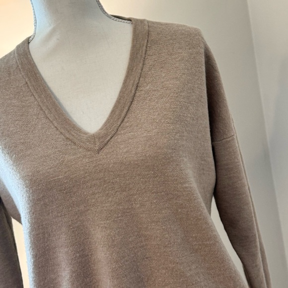 J crew Merino Wool Blend Sweater V-neck tan sweater Size Small - Picture 2 of 7